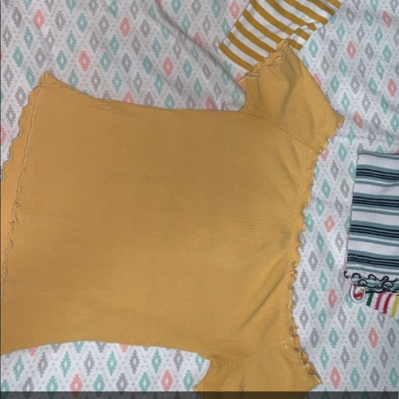 Off the shoulder tops - Picture 3 of 3